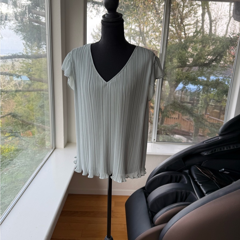 LIKE NEW Adrianna Papell Mint V-Neck Pleated Top Small